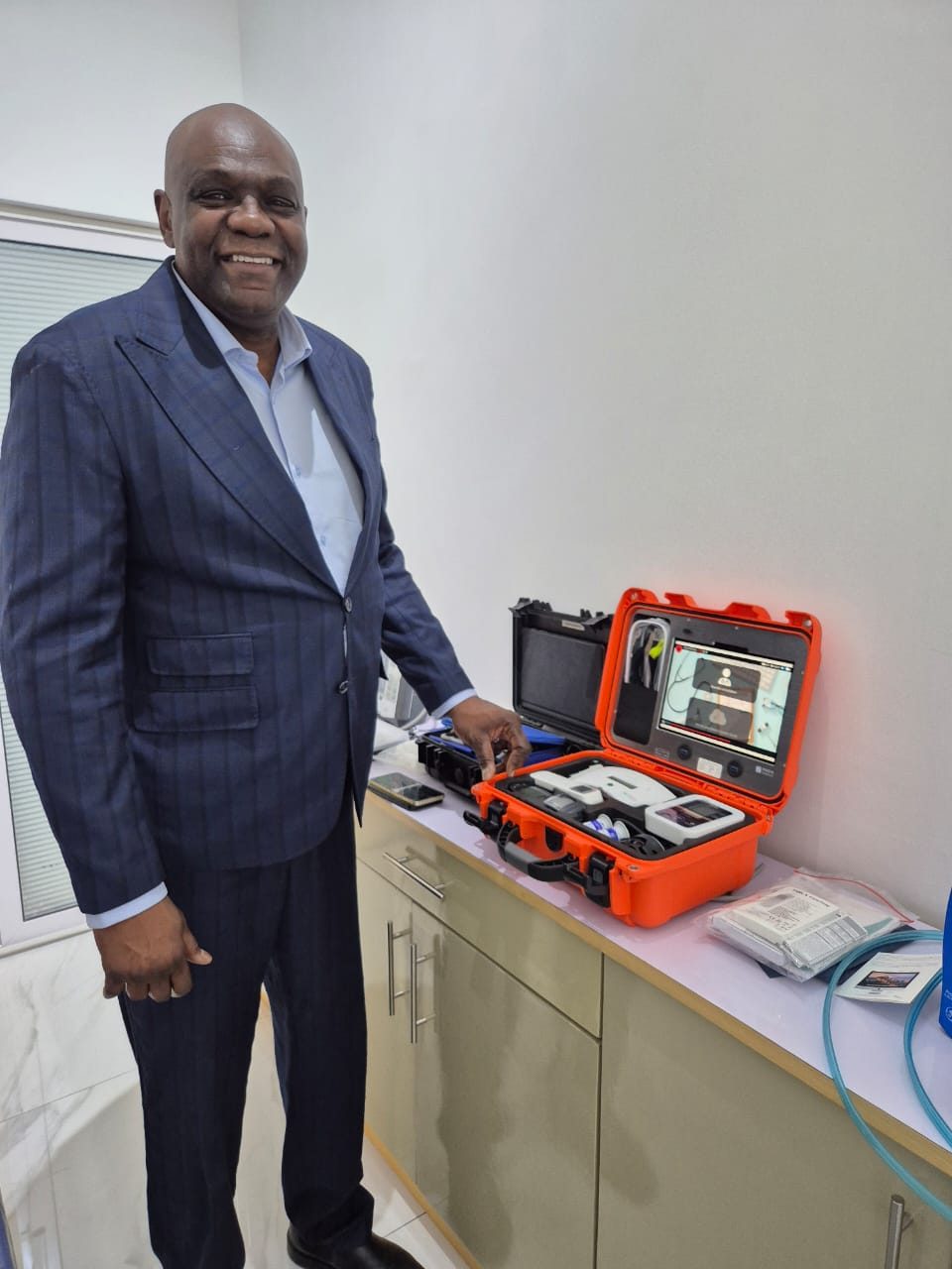Dr Thalance MALONGA avec une mallette de téléconsultation connectée